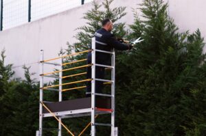 Échafaudage PL003 utilisé pour la taille d'une haie