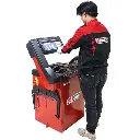 Équilibreuse GATMATIC KWB300 utilisée par un technicien en atelier