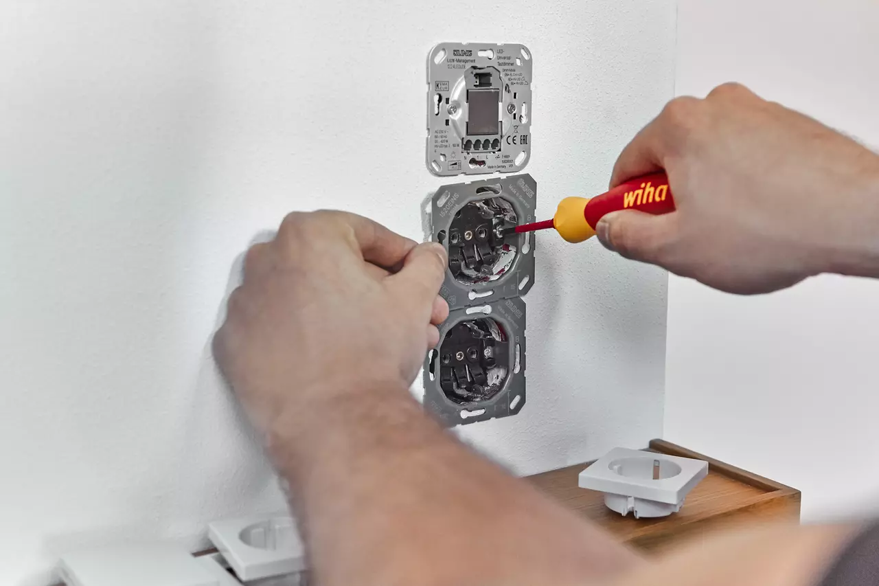 Vissage d'une borne de prise de courant encastrée avec le tournevis isolé Wiha 45296 PocketMax electric