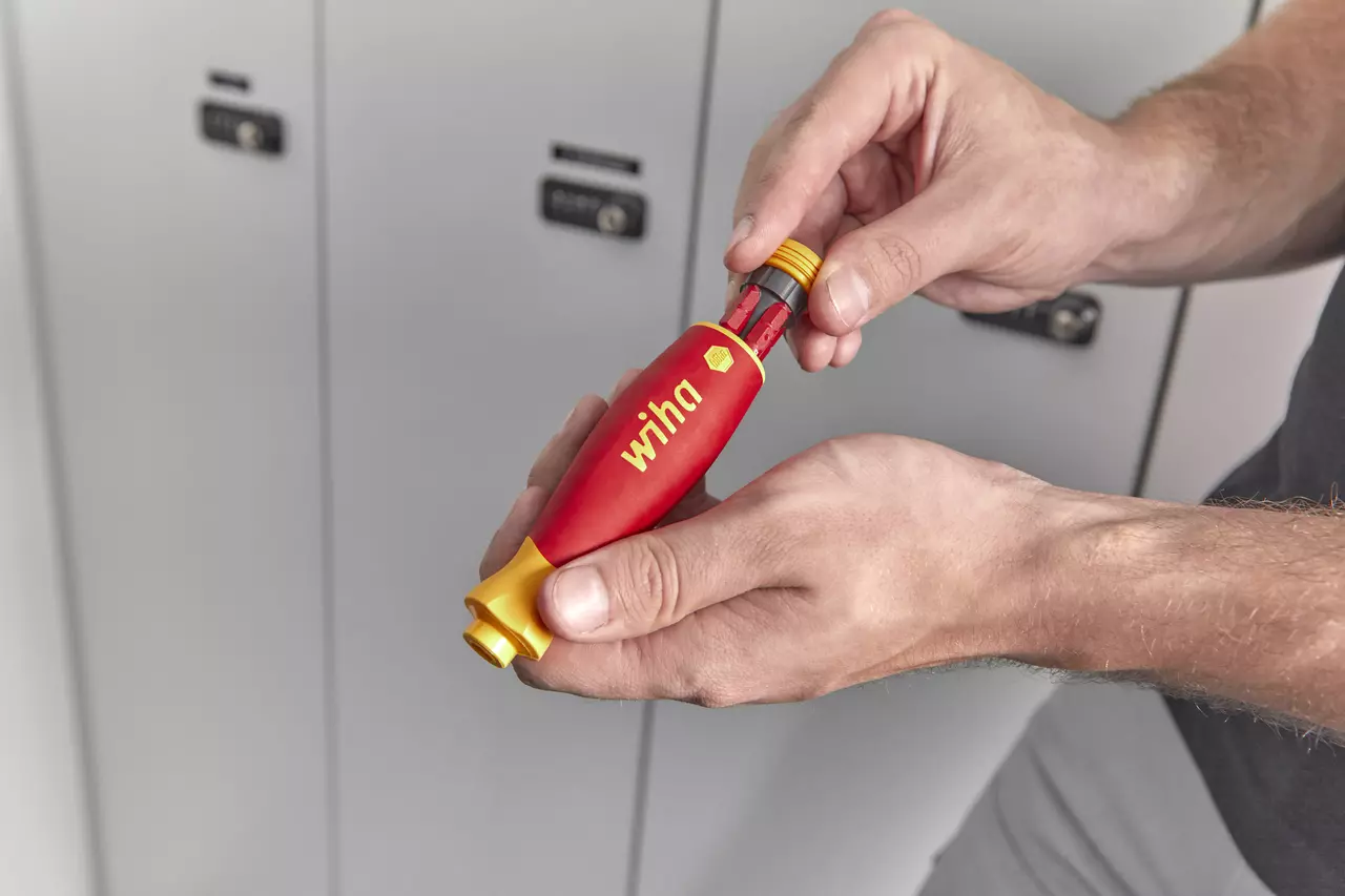 Retrait du magasin d'embouts à fermeture magnétique du tournevis isolé Wiha 45296 PocketMax electric
