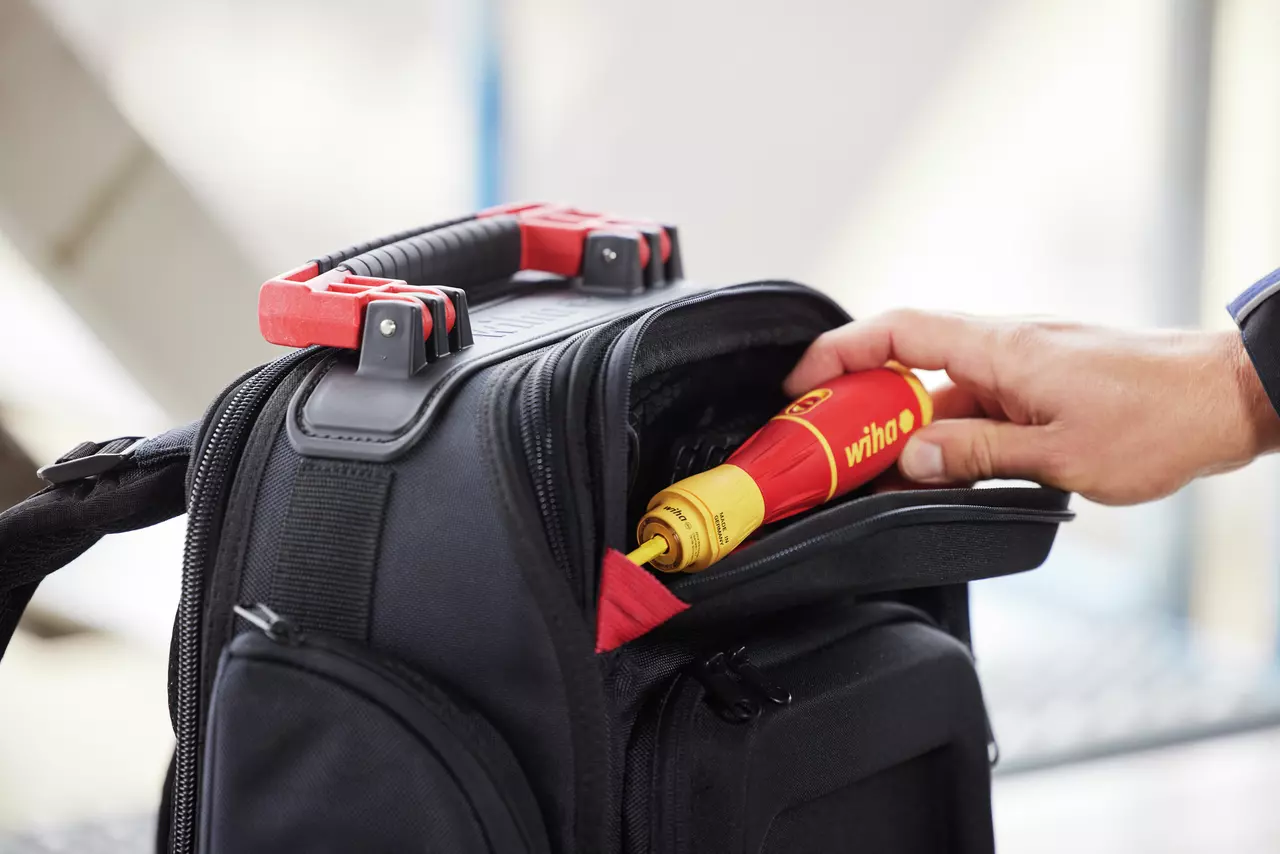 Rangement d'un tournevis isolé Wiha dans le compartiment protégé du sac à dos à outils 45528, sac posé debout