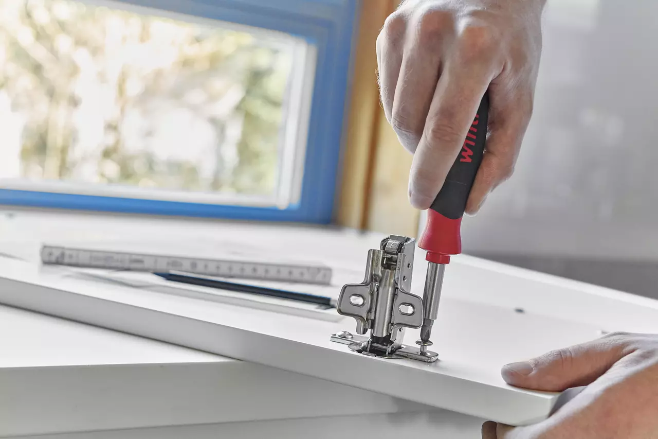 Vissage d'une charnière de porte de placard avec le tournevis Wiha 45292 PocketMax magnetic