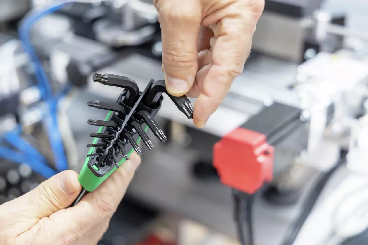 Clé mâle TORX du jeu Wiha 43848 en usage, finition brunie