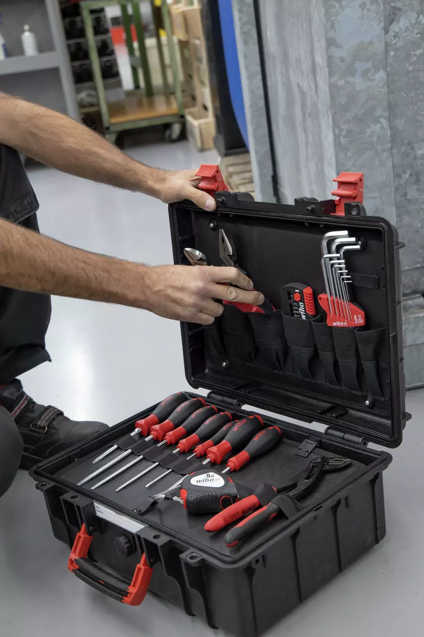 Compartiment inférieur ouvert de la caisse à outils Wiha 45531 montrant le volume de rangement