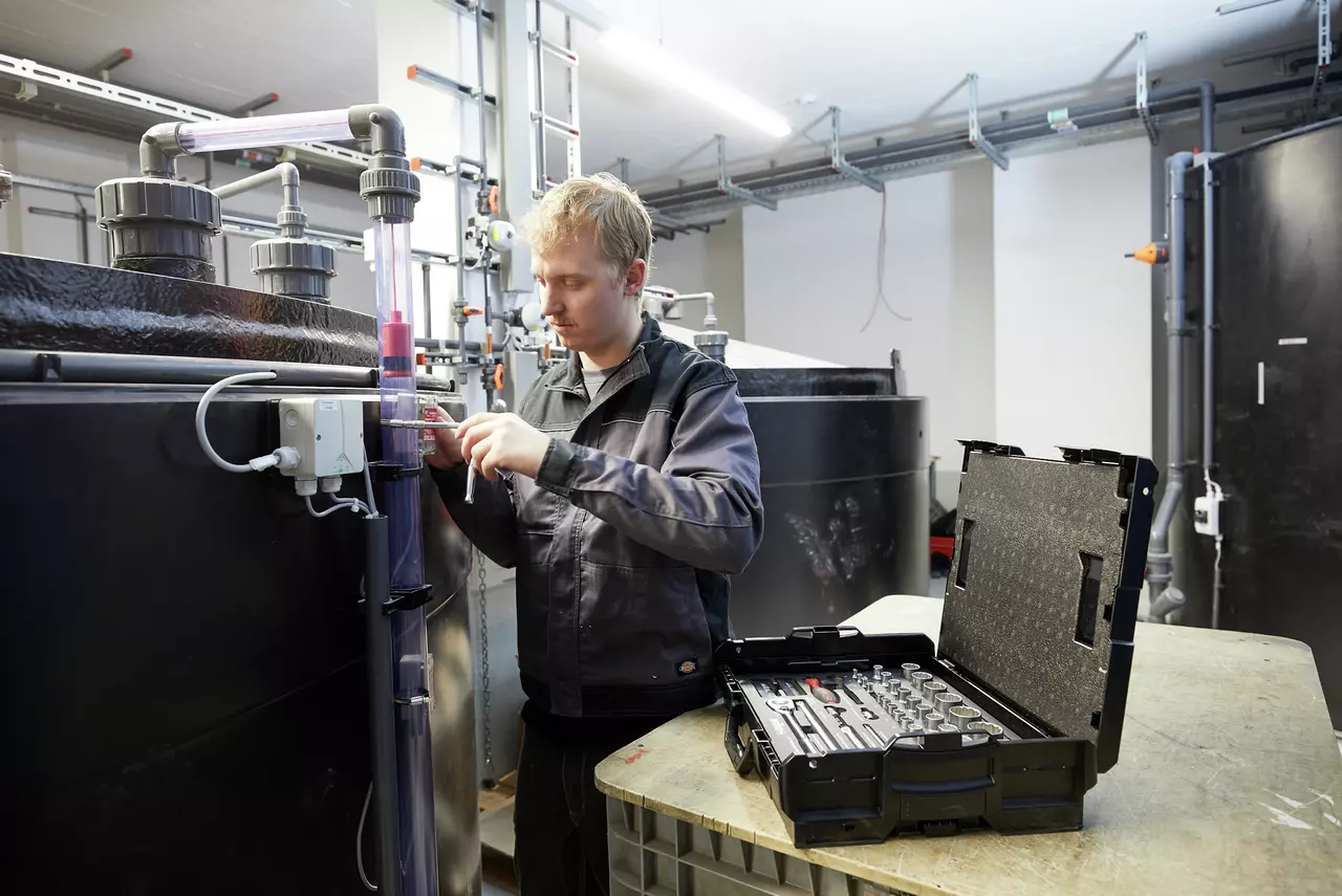 Coffret Wiha 44685 ouvert sur un établi d'atelier, cliquet en cours d'utilisation sur une installation industrielle